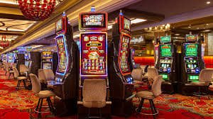 yay Sportsbook Myanmar National League ဘောလုံးပွဲ MMK ဖြင့် live betting လောင်းကစားနေသောမြင်ကွင်း